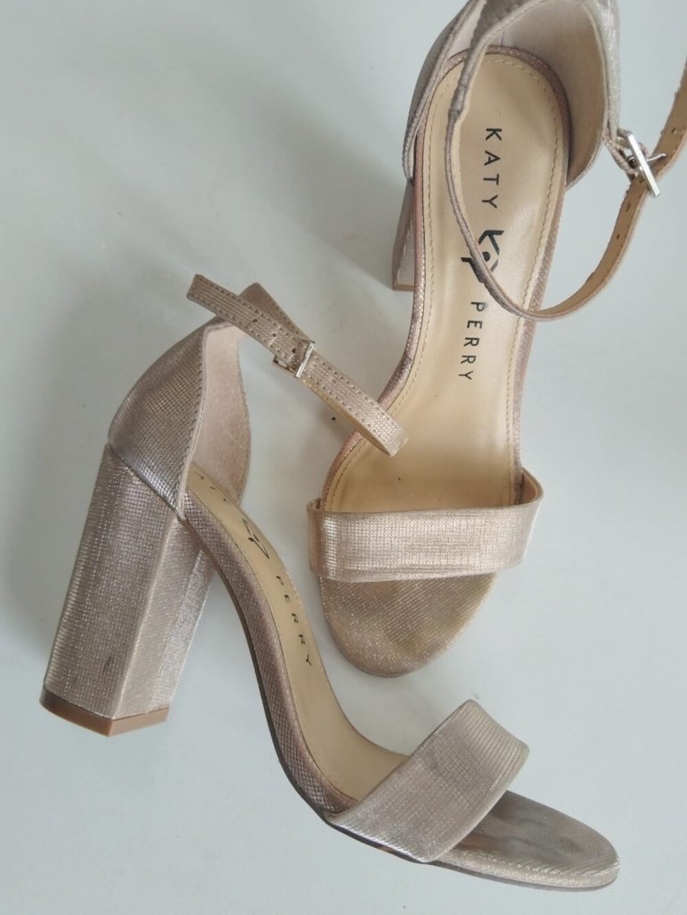 Katy Perry The Geli Gold Metallic Block Heel Sandals Style 187210 SIZE 5